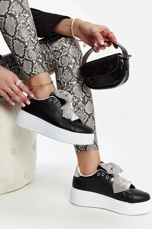 Baskets noires sur une plateforme... Baskets noires sur une plateforme...