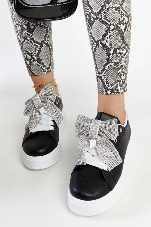 Baskets noires sur une plateforme... Baskets noires sur une plateforme...