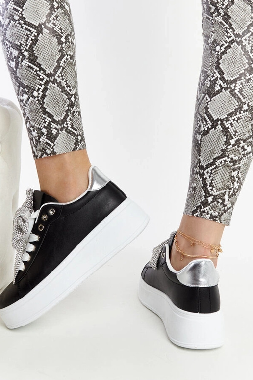 Baskets noires sur une plateforme... Baskets noires sur une plateforme...