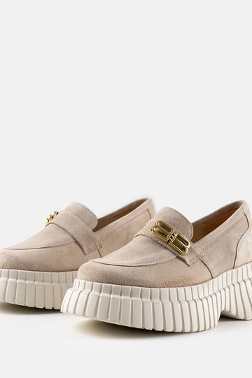 Beige suède veterschoenen Karino op een plateau