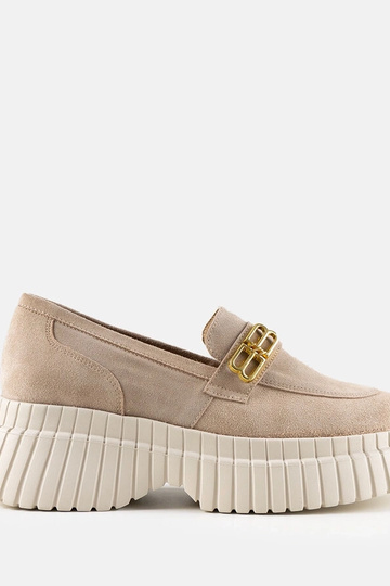 Beige suède veterschoenen Karino op een plateau 2