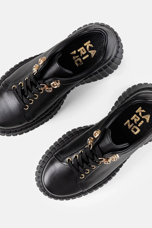 Zwarte leren sneakers op een plateau... Zwarte leren sneakers op een plateau...