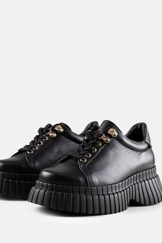 Zwarte leren sneakers op een plateau... Zwarte leren sneakers op een plateau...