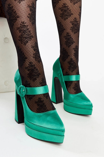 Les escarpins verts à talons hauts de Mike