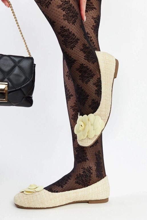 Ballerines jaunes avec une fleur...