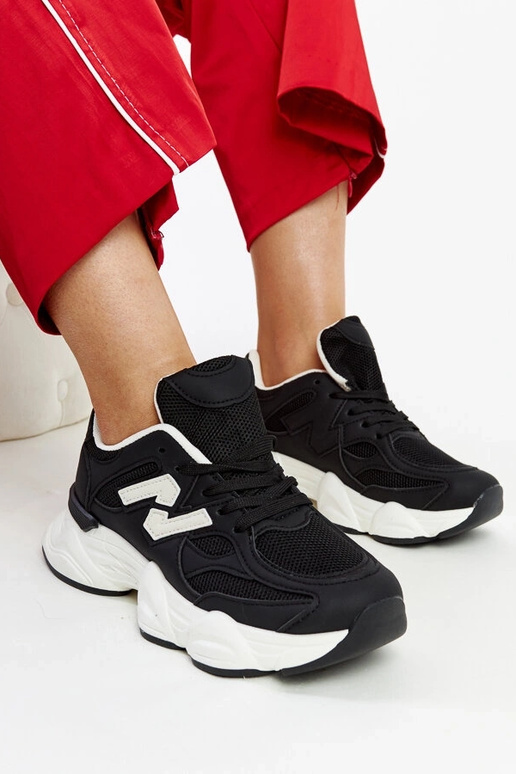 Schwarze Sneaker mit massiver...