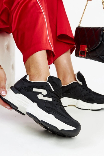 Schwarze Sneaker mit massiver Gergely-Sohle 2