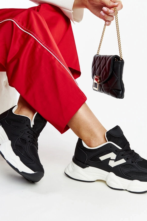 Schwarze Sneaker mit massiver...