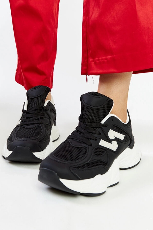 Baskets noires avec une semelle...