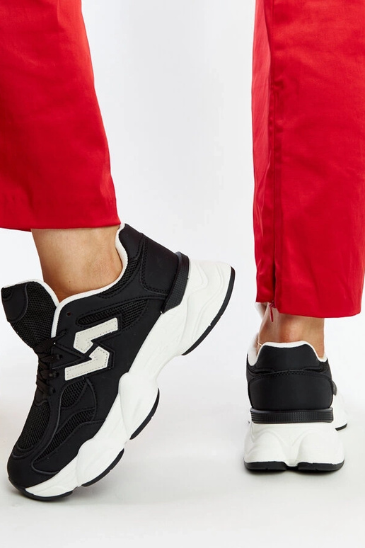 Baskets noires avec une semelle...