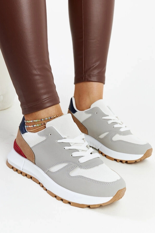 Mehrfarbige Sneaker auf der...