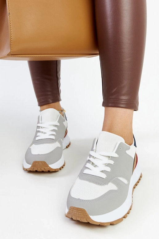 Mehrfarbige Sneaker auf der...