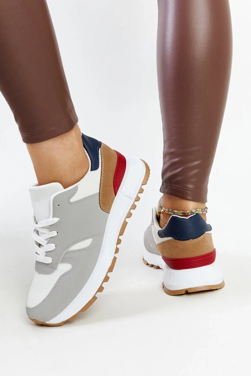 Mehrfarbige Sneaker auf der...