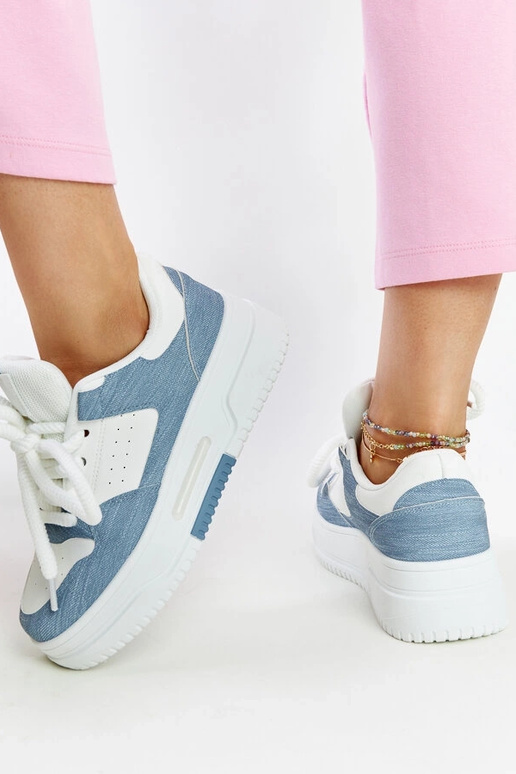Weiß-blaue Sneakers auf Plattform... Weiß-blaue Sneakers auf Plattform...