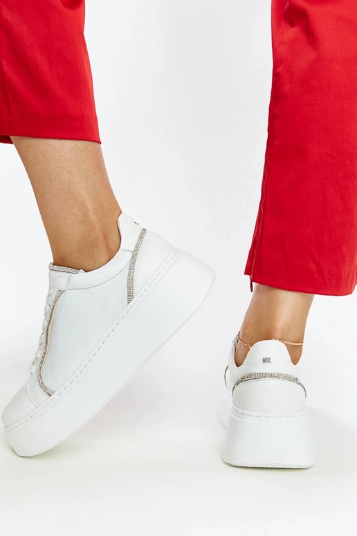 Sneakers blanches en cuir avec strass... Sneakers blanches en cuir avec strass...