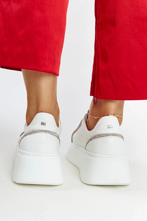 Sneakers blanches en cuir avec strass... Sneakers blanches en cuir avec strass...