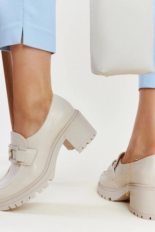 Beige veterschoenen met leren... Beige veterschoenen met leren...