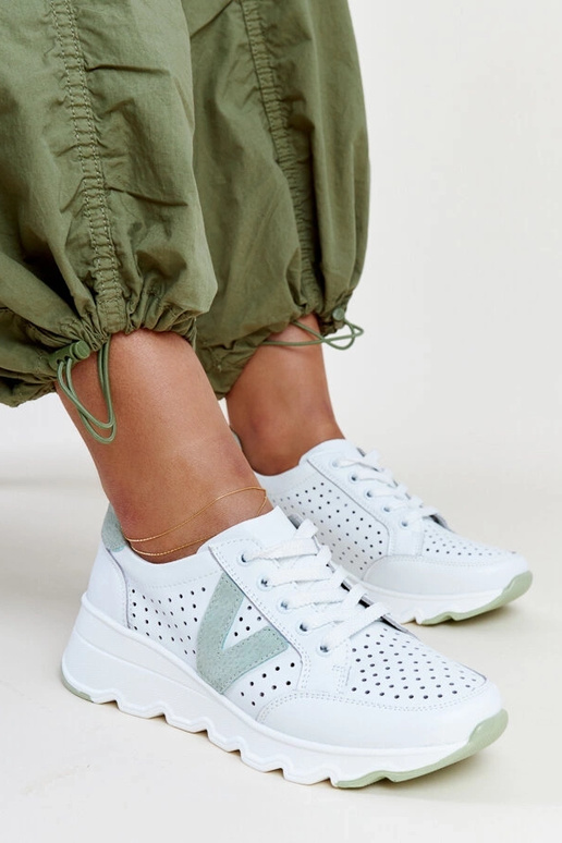 Sneakers blanches en cuir ajourées... Sneakers blanches en cuir ajourées...