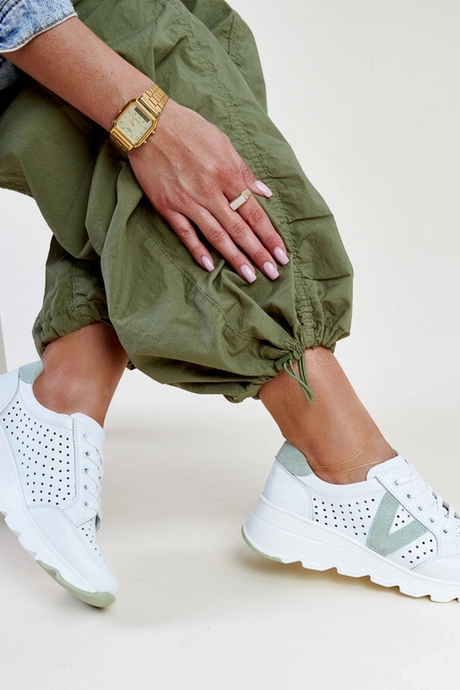 Sneakers blanches en cuir ajourées... Sneakers blanches en cuir ajourées...