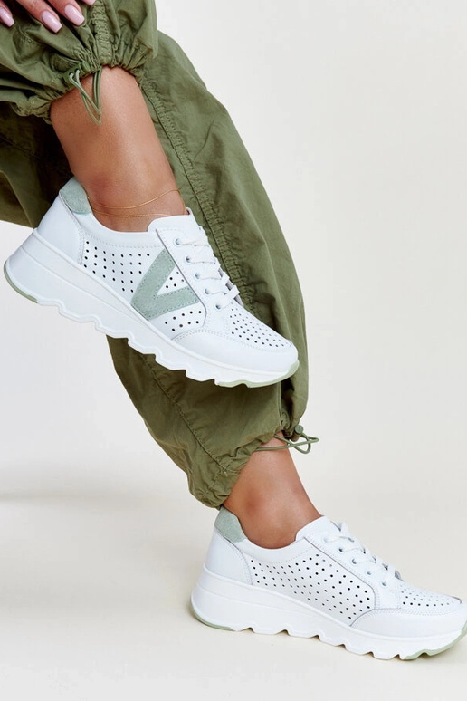 Witte leren geperforeerde sneakers...