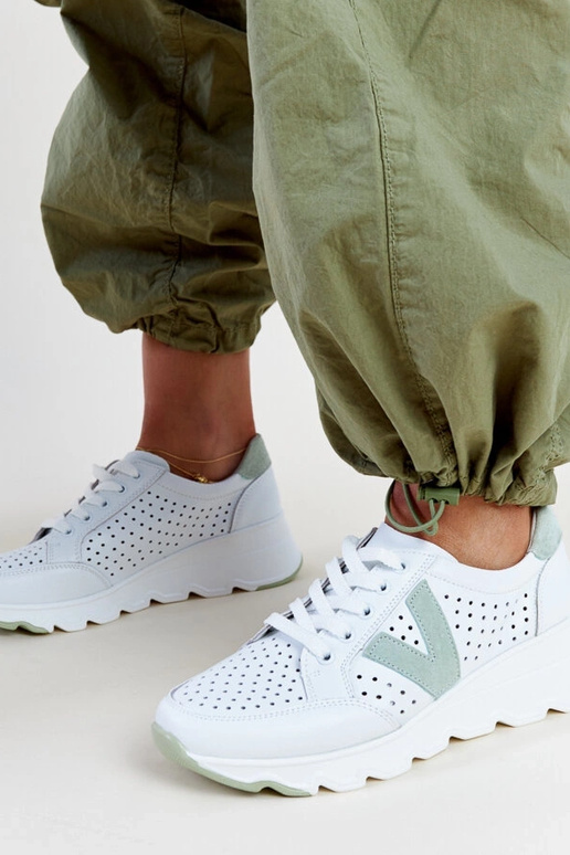 Weiße Leder-Sneaker mit Lochmuster...