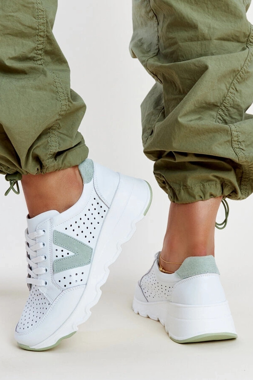 Sneakers blanches en cuir ajourées... Sneakers blanches en cuir ajourées...