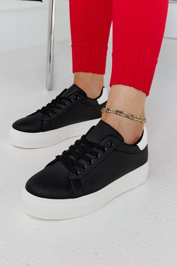Sorte og hvide sneakers med en tyk Ruta sål