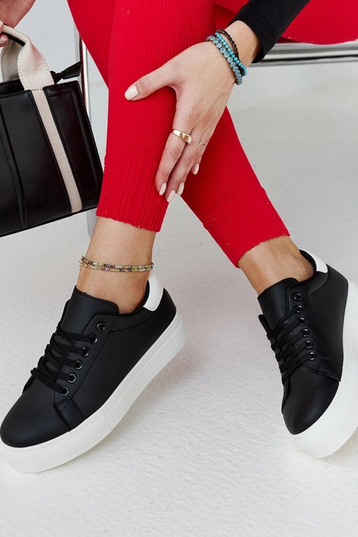 Sorte og hvide sneakers med en tyk... Sorte og hvide sneakers med en tyk...