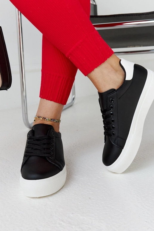 Sorte og hvide sneakers med en tyk... Sorte og hvide sneakers med en tyk...
