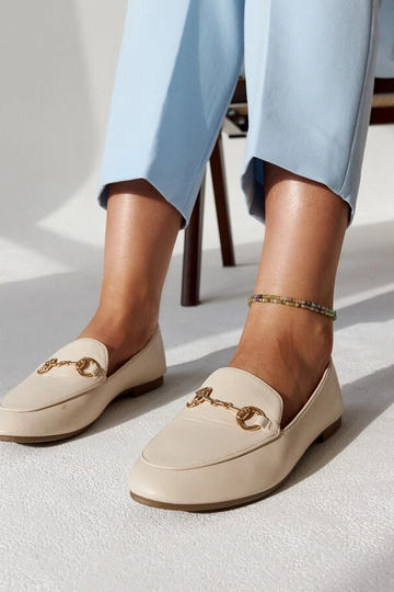 Beige mokkasiner med spænde...