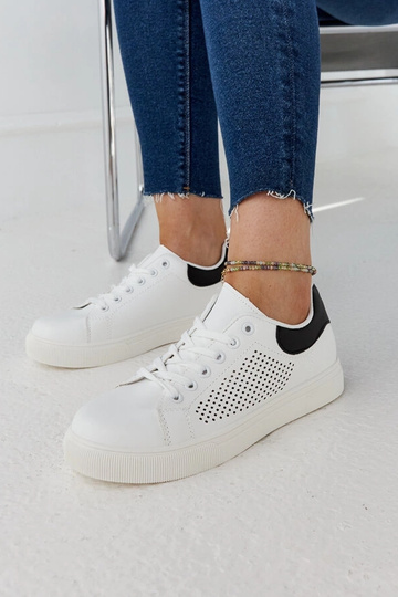 Hvide gennembrudte sneakers...