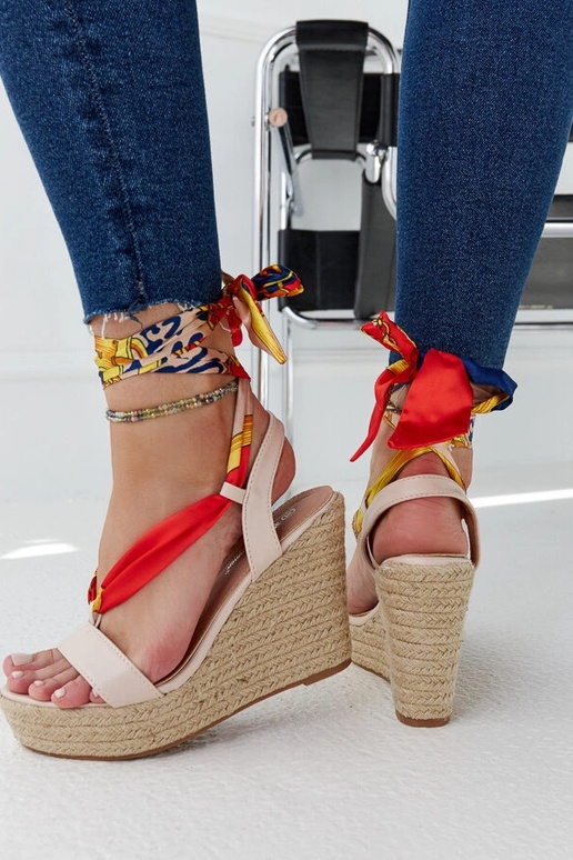 Sandales compensées à lacets beiges...