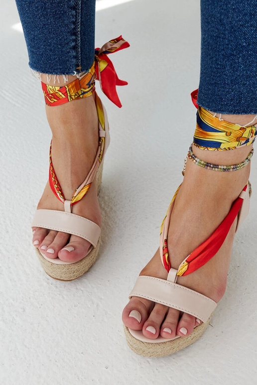 Sandales compensées à lacets beiges...