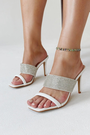 Mules blanches à talons hauts ornées de zircons Adiam