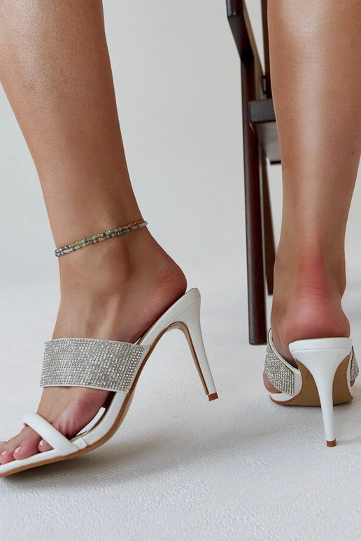 Hvide højhælede muldyr dekoreret med...