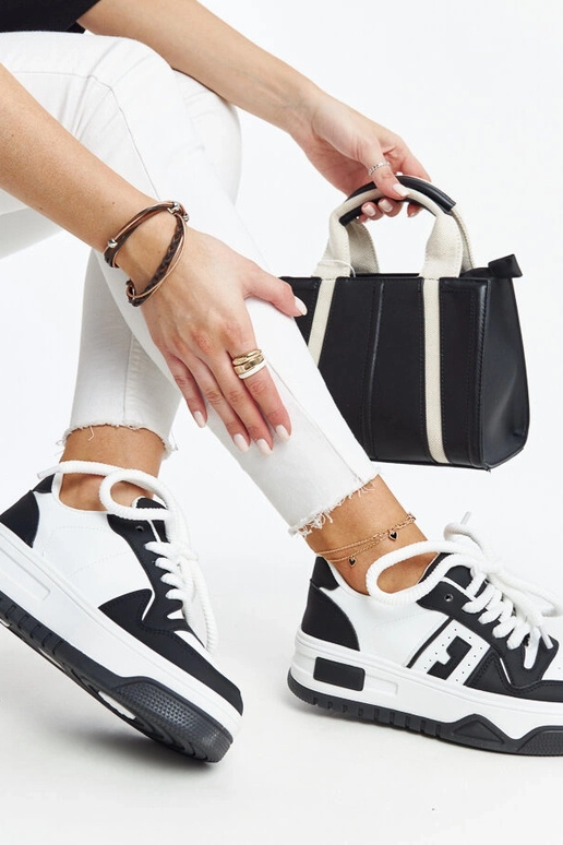 Schwarz-weiße Sneaker mit dicker...