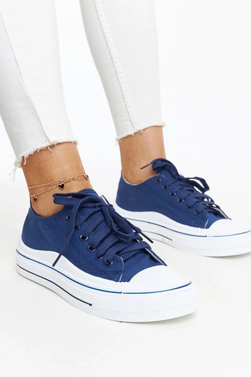 Dunkelblaue Plateau-Sneaker...