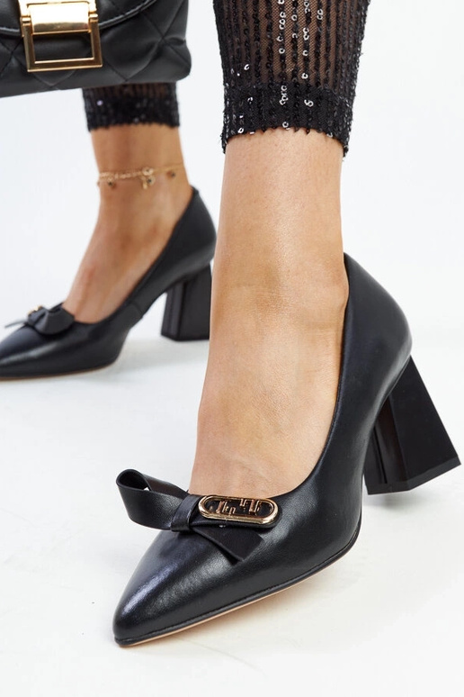 Escarpins à talons noirs en cuir... Escarpins à talons noirs en cuir...