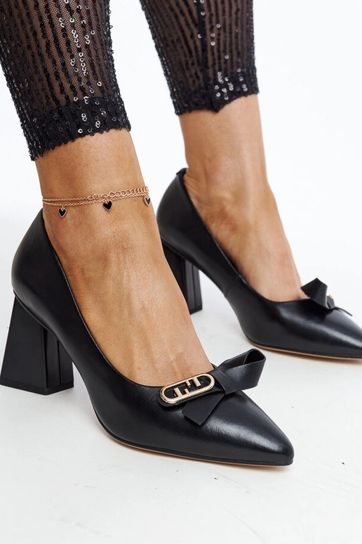 Escarpins à talons noirs en cuir... Escarpins à talons noirs en cuir...