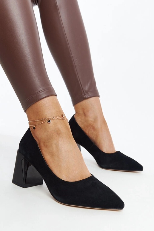 Escarpins en cuir noir avec talon... Escarpins en cuir noir avec talon...