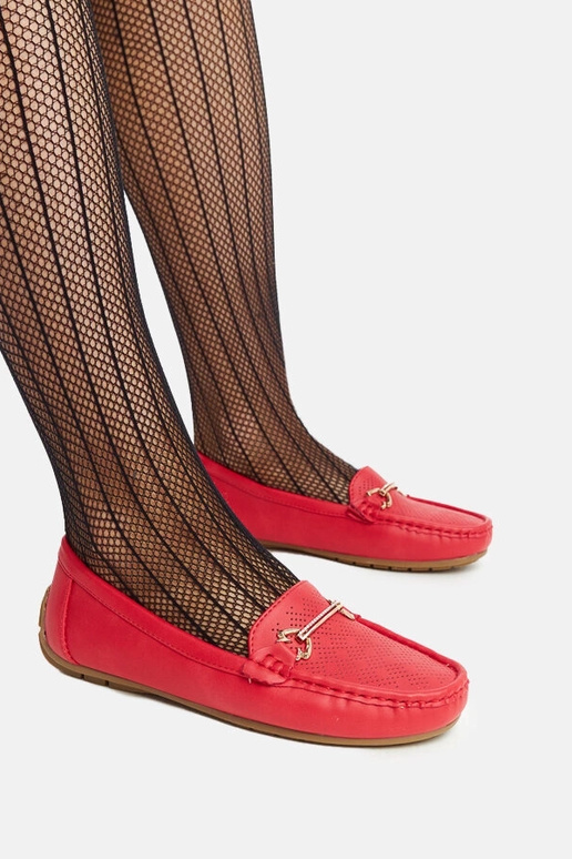 Rote Loafer mit dekorativer Schnalle... Rote Loafer mit dekorativer Schnalle...