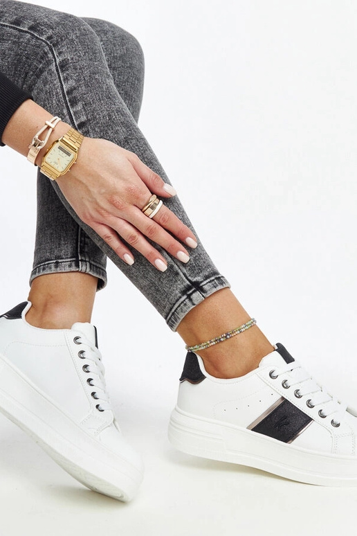 Schwarz-weiße Sneakers mit dickerer... Schwarz-weiße Sneakers mit dickerer...