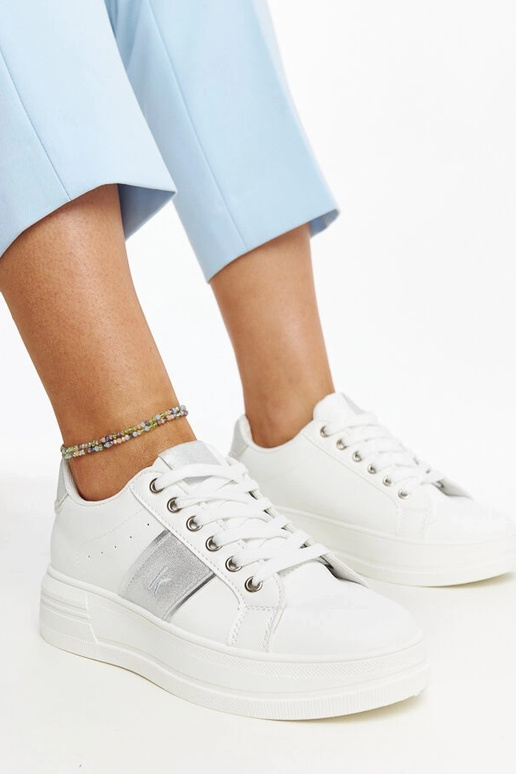 Hvide og sølv sneakers med en tykkere...