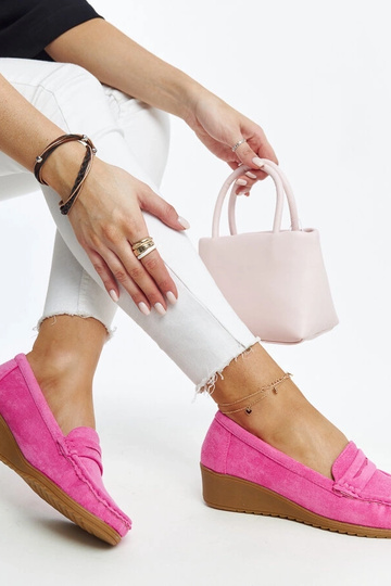 Mocassins compensés en daim rose foncé Sakena