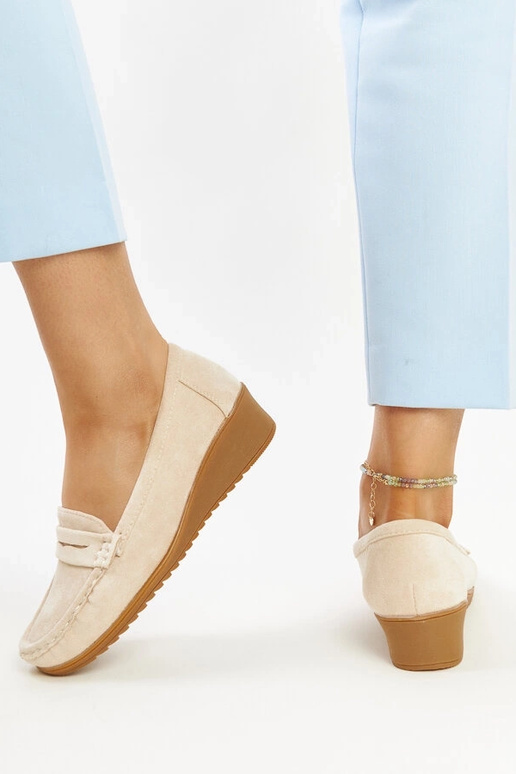 Mocassins compensés en daim beige...