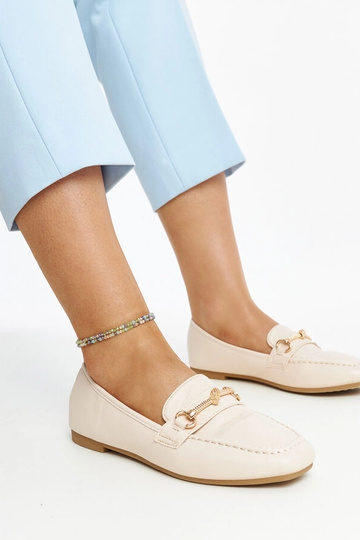 Lysbeige dekorative loafers...