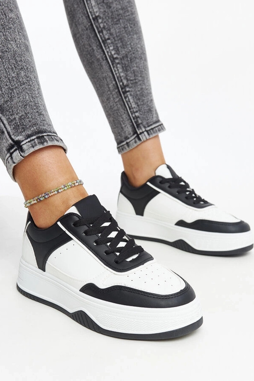 Sorte og hvide sneakers med en...