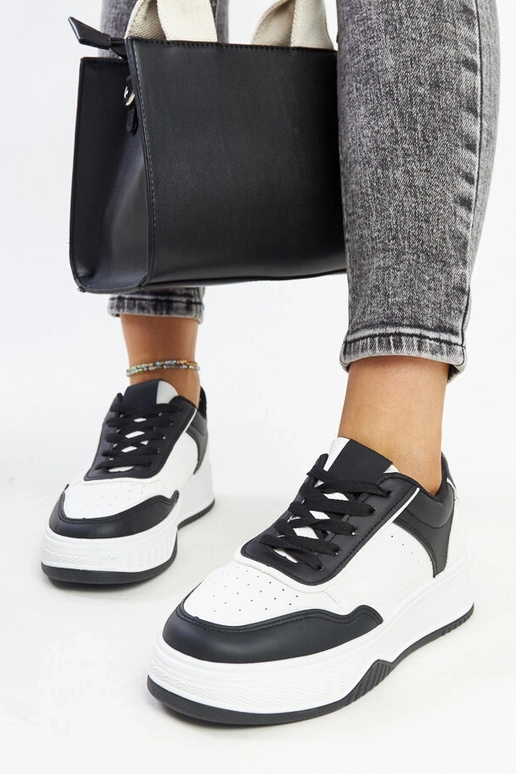 Sorte og hvide sneakers med en...