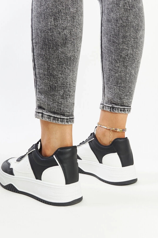 Sorte og hvide sneakers med en...