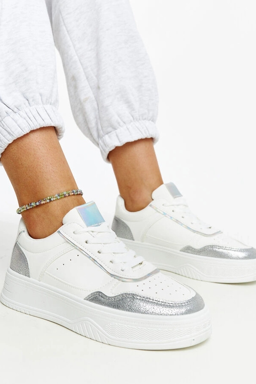 Hvide og sølv sneakers med en tykkere...